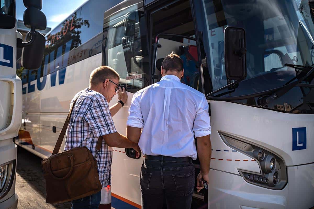 Een opfrisles voor beroepschauffeurs van een bus biedt veel voordelen!